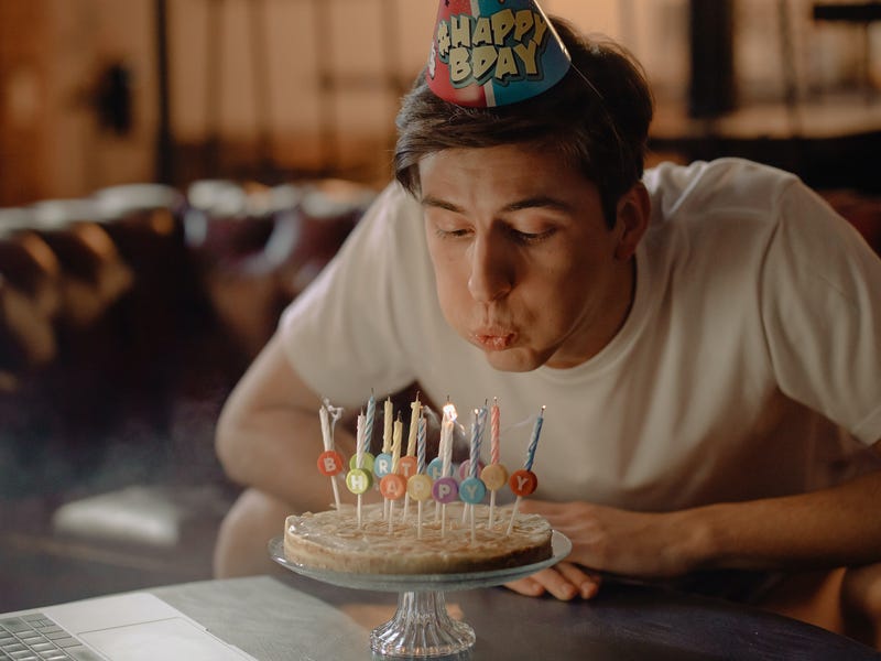 feliz aniversário em francês