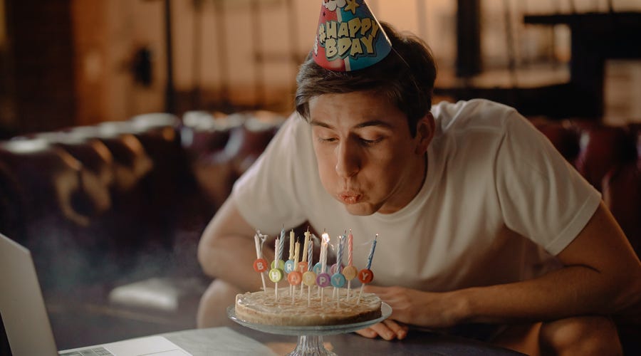 feliz aniversário em francês