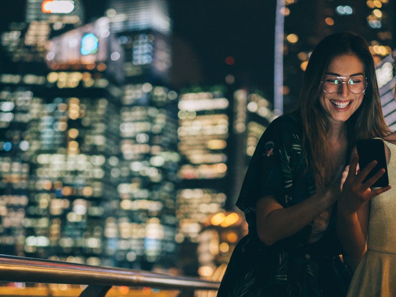 Jovens fazem elogios em italiano