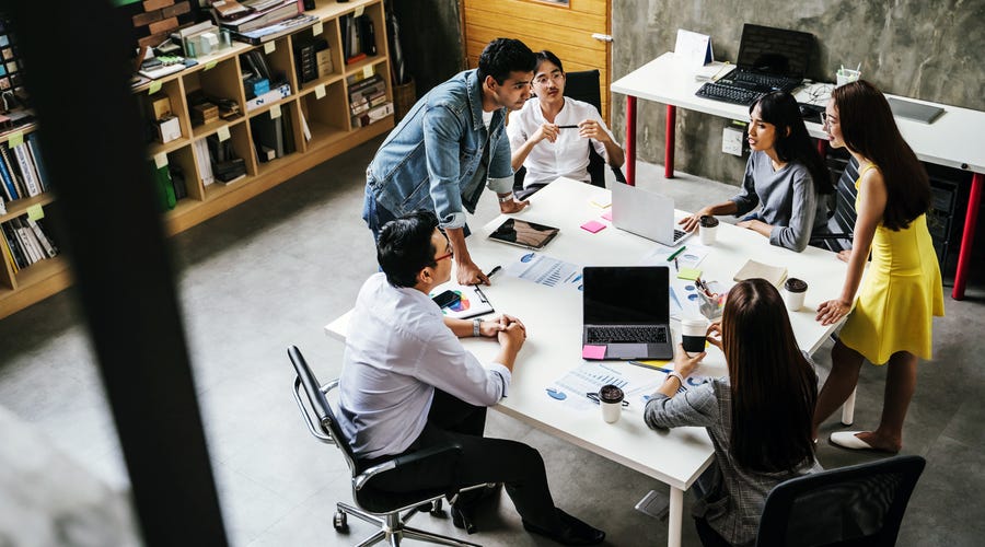 Funcionários têm trabalho em equipe na empresa