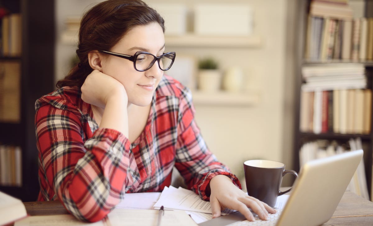 Jovem faz curso de coreano para crianças e adolescentes.