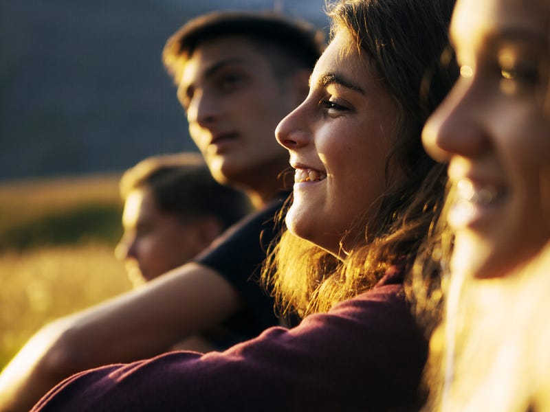 Jovens riem de frases engraçadas em italiano