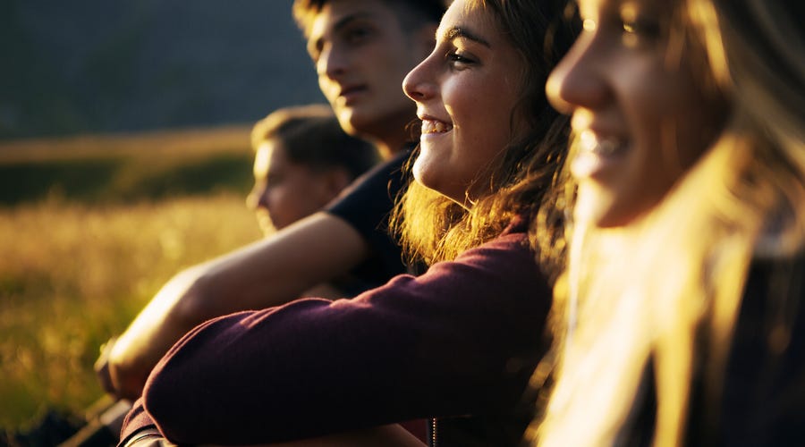 Jovens riem de frases engraçadas em italiano