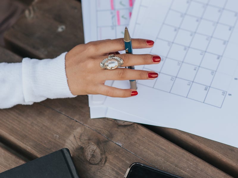 Jovem aprende os meses em italiano com conteúdo gratuito