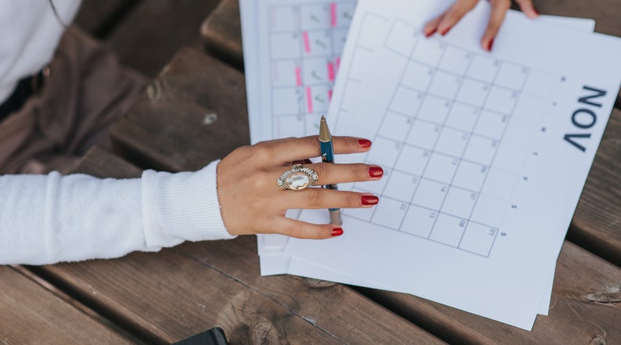 Jovem aprende os meses em italiano com conteúdo gratuito