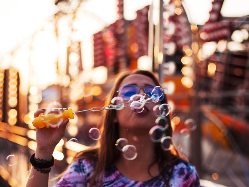Garota brinca com bolhas de sabão