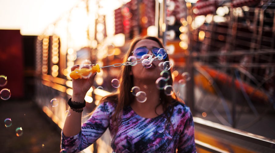 Garota brinca com bolhas de sabão