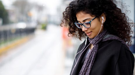 Jovem estuda espanhol avançado pelo celular