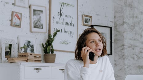 Mulher faz curso de inglês intensivo para praticar conversação pelo telefone.
