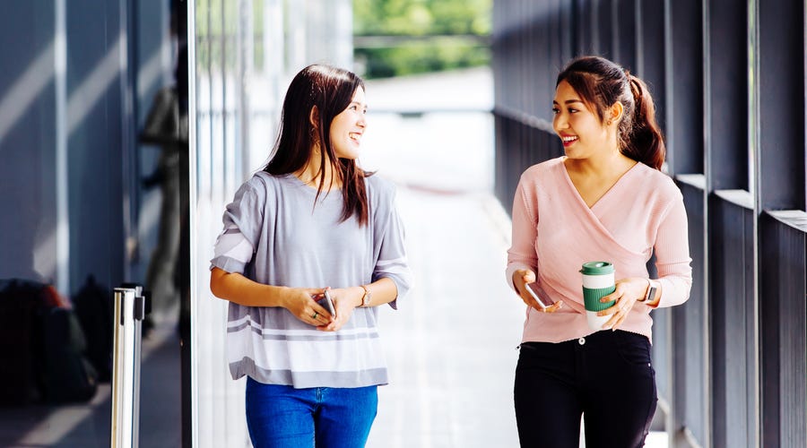 Mulheres pedem desculpa em espanhol entre si