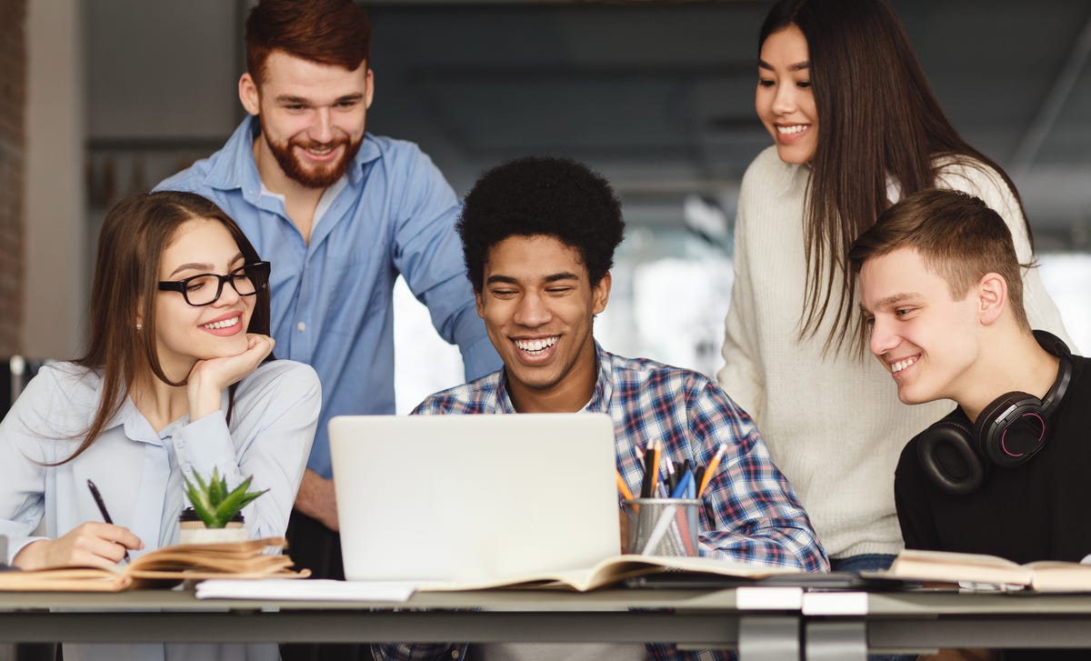 Jovens estudam juntos em escola de idiomas com cursos em inglês.