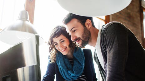 Alunos de inglês intermediário estudam juntos.