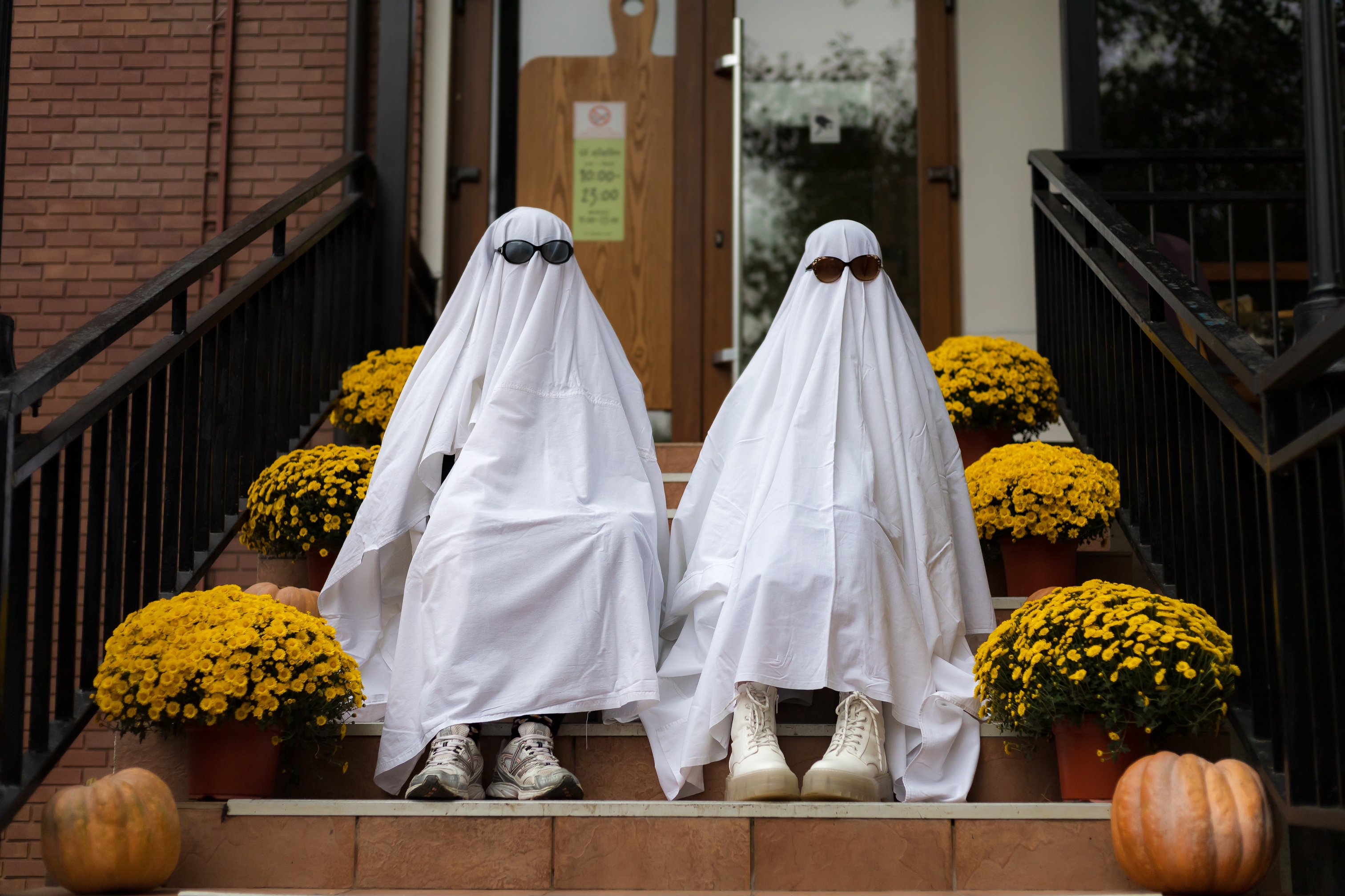 Duas pessoas vestidas de fantasmas para celebrar o Halloween