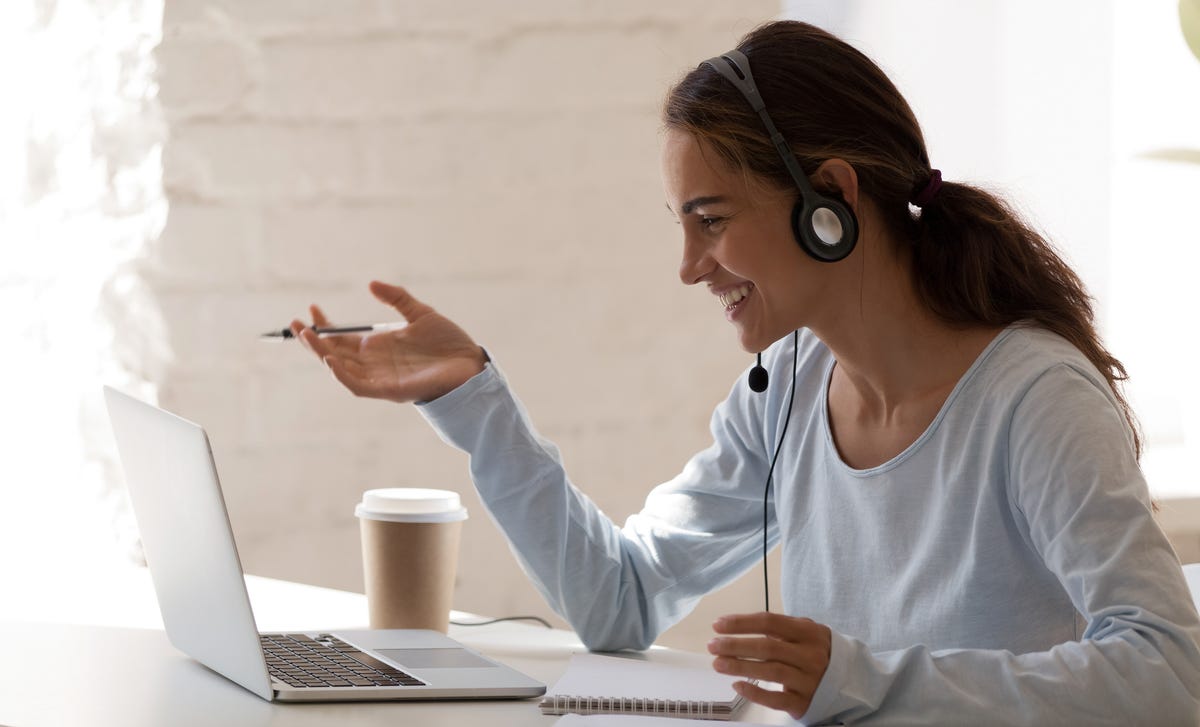 Mulher estuda vocabulário de inglês na internet