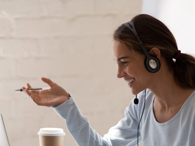 Mulher estuda vocabulário de inglês na internet