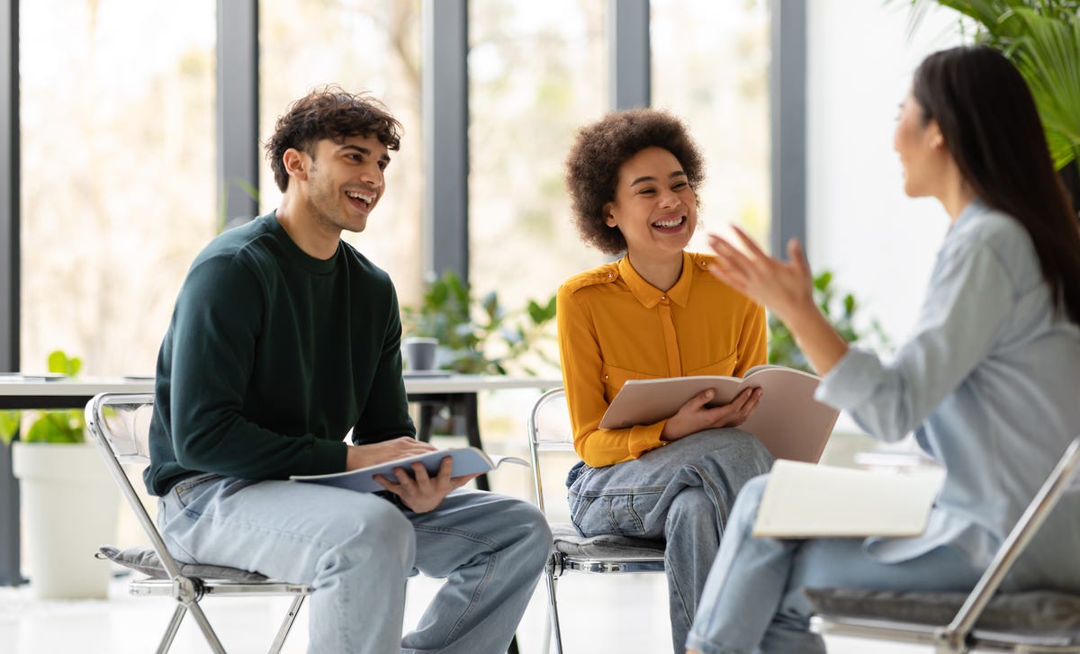 Homem e mulher sentados aprendendo um idioma com o método Berlitz.