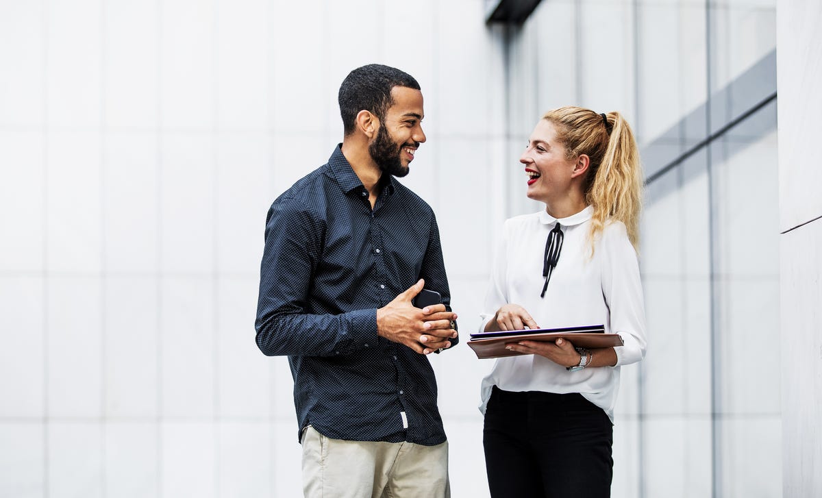 Homem e mulher buscam reconhecimento no trabalho