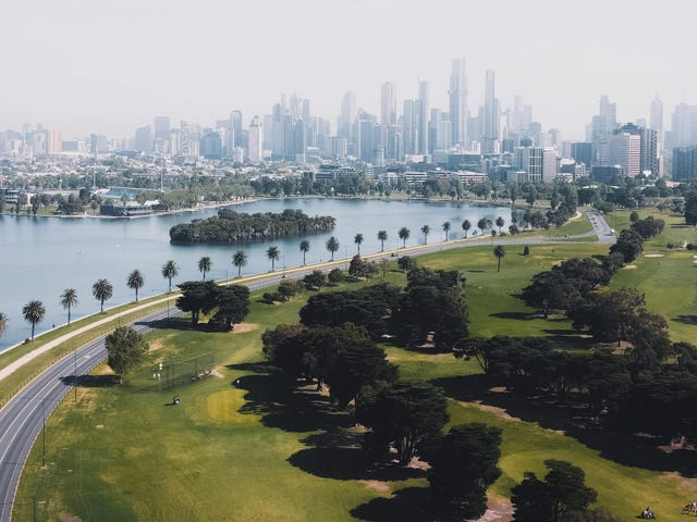 Vista aérea de um parque ao lado de um grande lado na cidade de Melbourne, na Austrália.