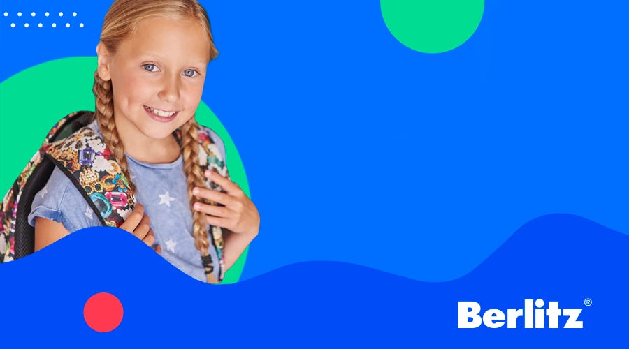 Garota aprende nĂșmeros em inglĂȘs para prova na escola de idiomas.