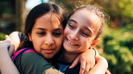 Meninas fazem curso de português para crianças.