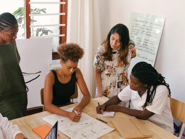 Colaboradores pratciando o lifelong learning.