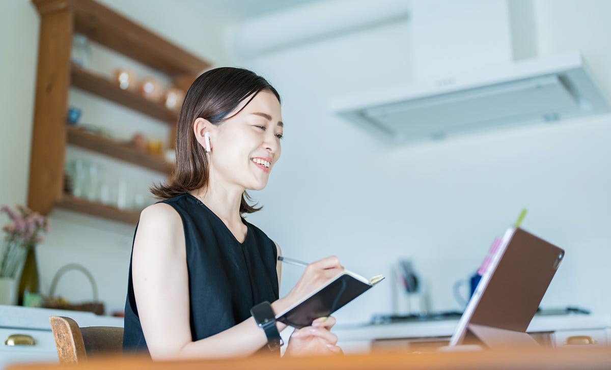 Estudante de alemão se inscrevendo feliz pelo computador para o Telc C1.