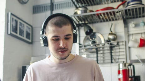 Homem estuda no jardim da universidade com o melhor curso de línguas online.