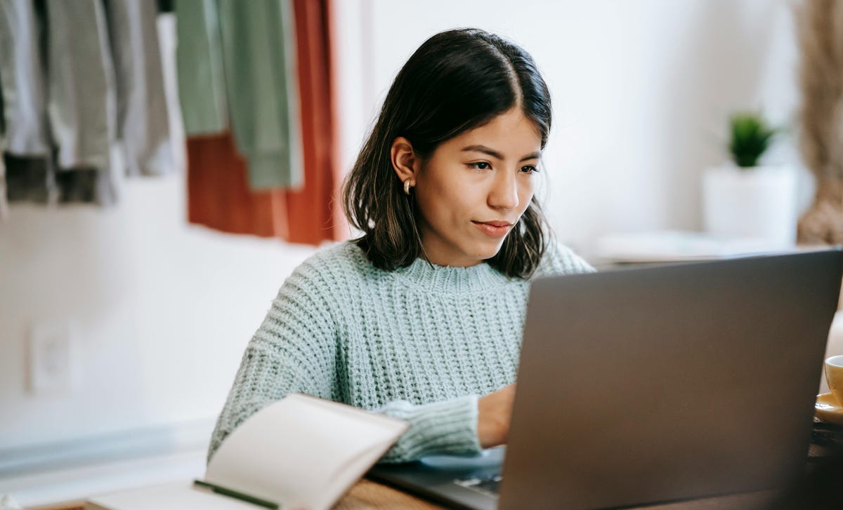 Mulher jovem estudando pela plataforma de aprendizagem autônoma do Berlitz Connect.