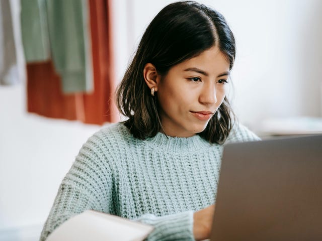 Mulher jovem estudando pela plataforma de aprendizagem autônoma do Berlitz Connect.