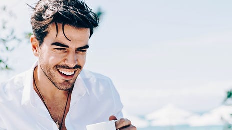 Homem faz curso de espanhol intensivo pela internet.