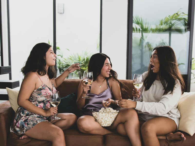 Mulheres latinas rindo sobre as diferenças entre o espanhol e português.