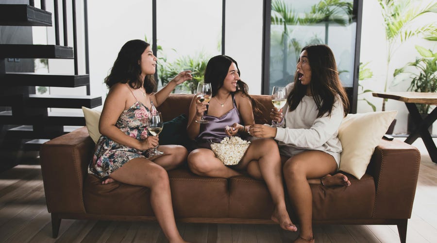 Mulheres latinas rindo sobre as diferenças entre o espanhol e português.