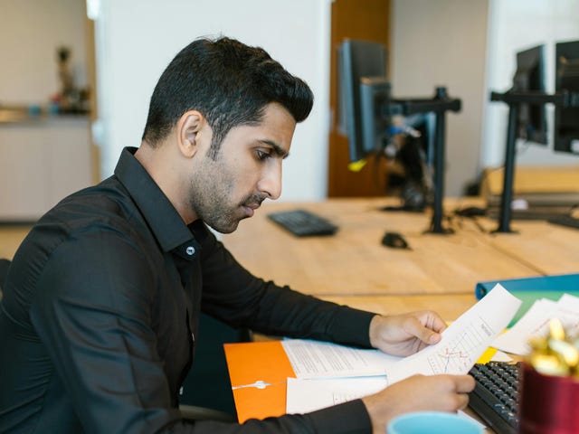Homem se preparando para a prova TOEFL.
