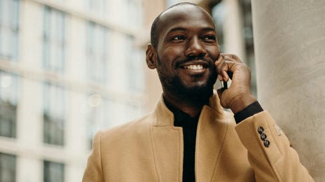 Homem negro faz aulas de espanhol online no Berlitz com curso por telefone.