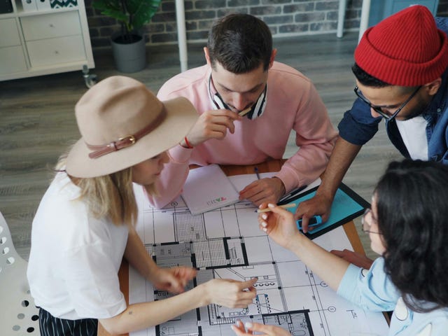 Pessoas estudando novos modelos de negócios.