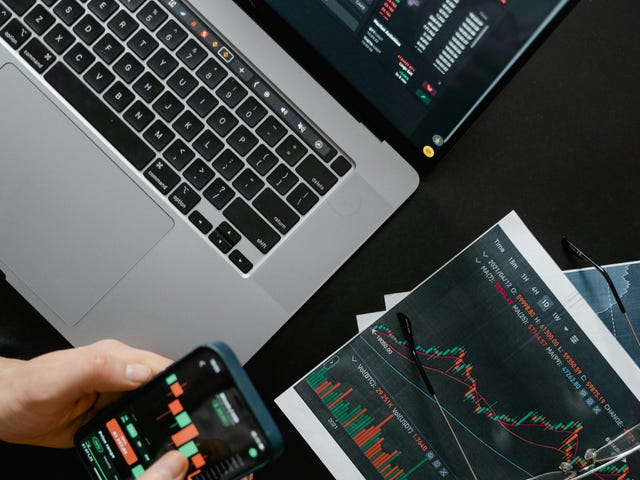 Profissional do mercado acessando uma lista de principais termos financeiros pelo celular.