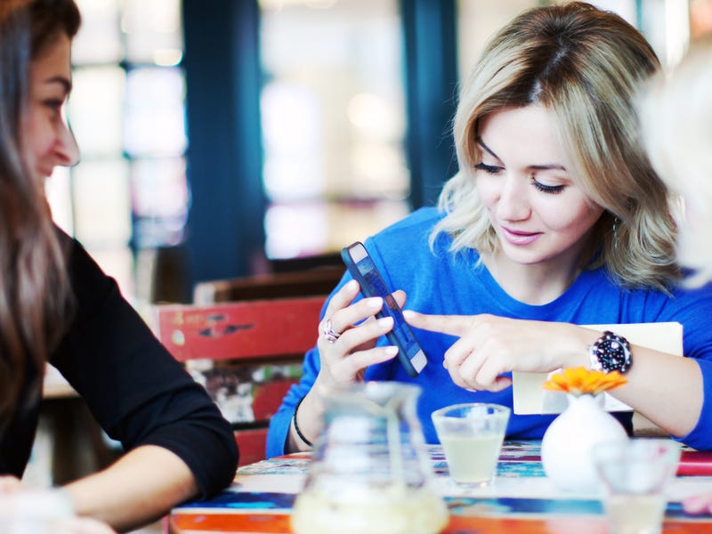 Mulher aponta o dedo e usa pronomes demonstrativos em inglês