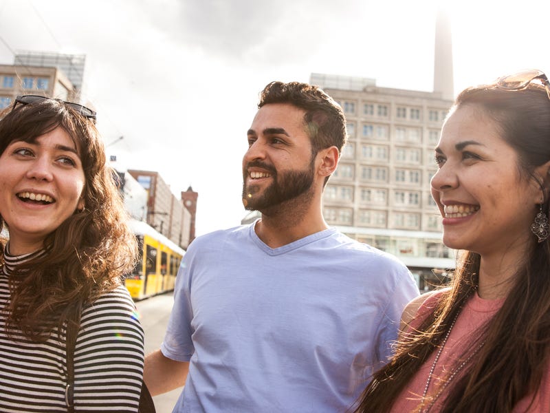 Jovens estudam idiomas para aprender formas de tratamento e gírias