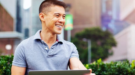 Homem pratica inglês com PC na rua