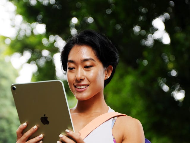Jovem estuda idiomas pelo tablet com curso online do Berlitz