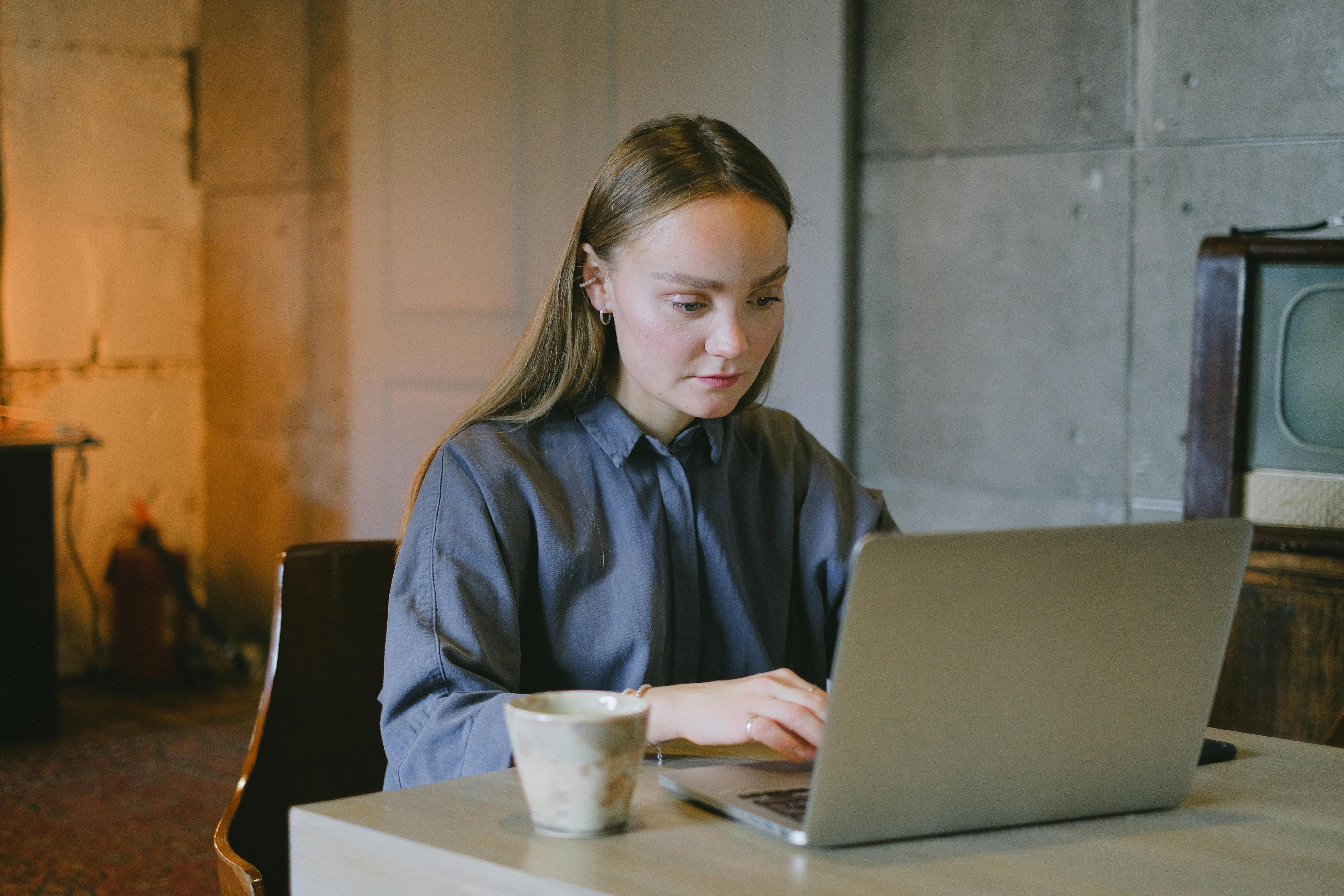 Mulher com seu computador estudando idiomas de forma online.