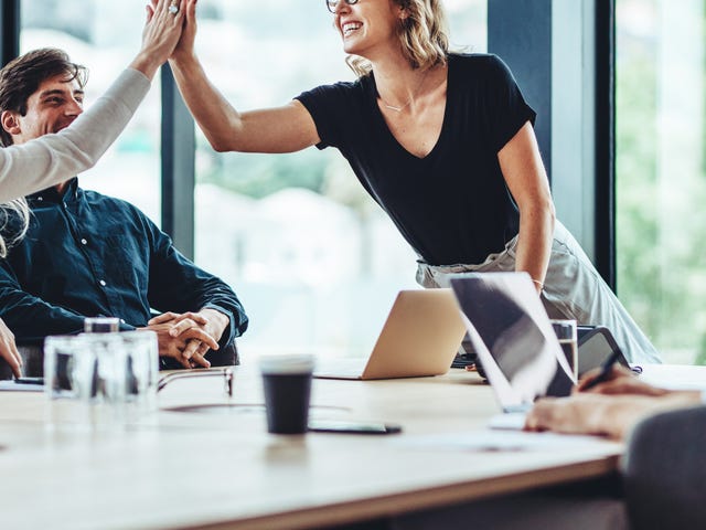 Funcionários se parabenizam por alcançar objetivos da empresa