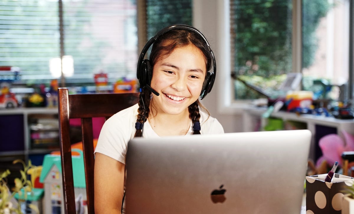 Menina estuda com aulas online para crianças e adolescentes.