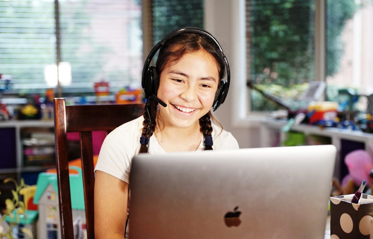 Menina estuda com aulas online para crianças e adolescentes.