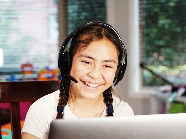 Menina estuda com aulas online para crianças e adolescentes.