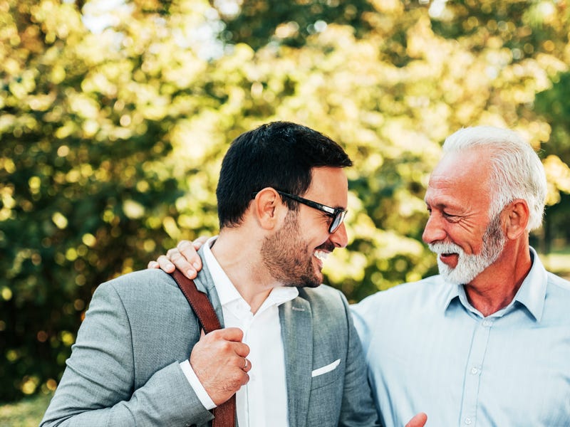 Dois homens dizendo obrigado em espanhol