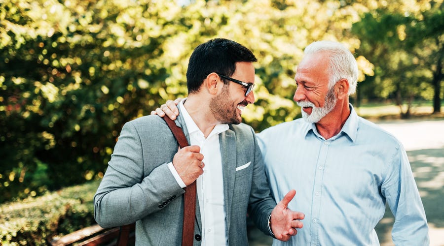 Dois homens dizendo obrigado em espanhol