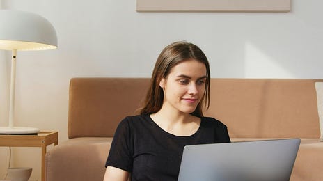 Mulher estuda inglês com aulas particulares do Berlitz Anywhere particular.