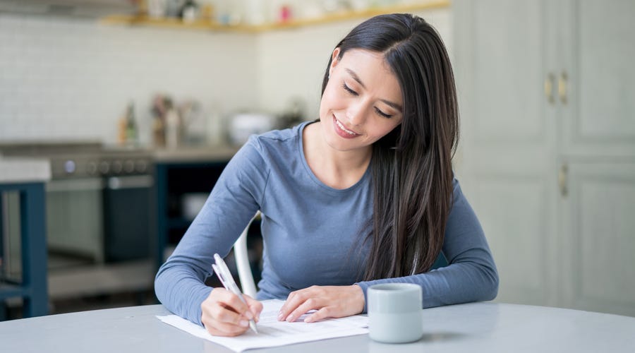 Mulher monta um cronograma de estudos para aprender um idioma
