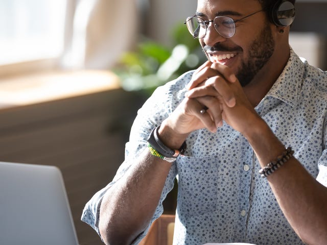 homem fazendo aulas individuais para o exame Telc